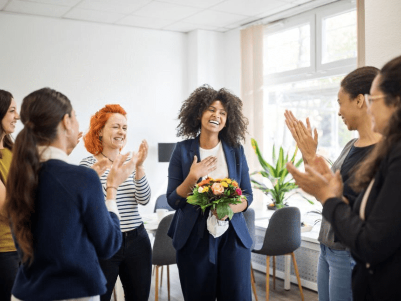 groupe de travailleur applaudissant une salariée