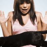 femme ayant la phobie d'un chat